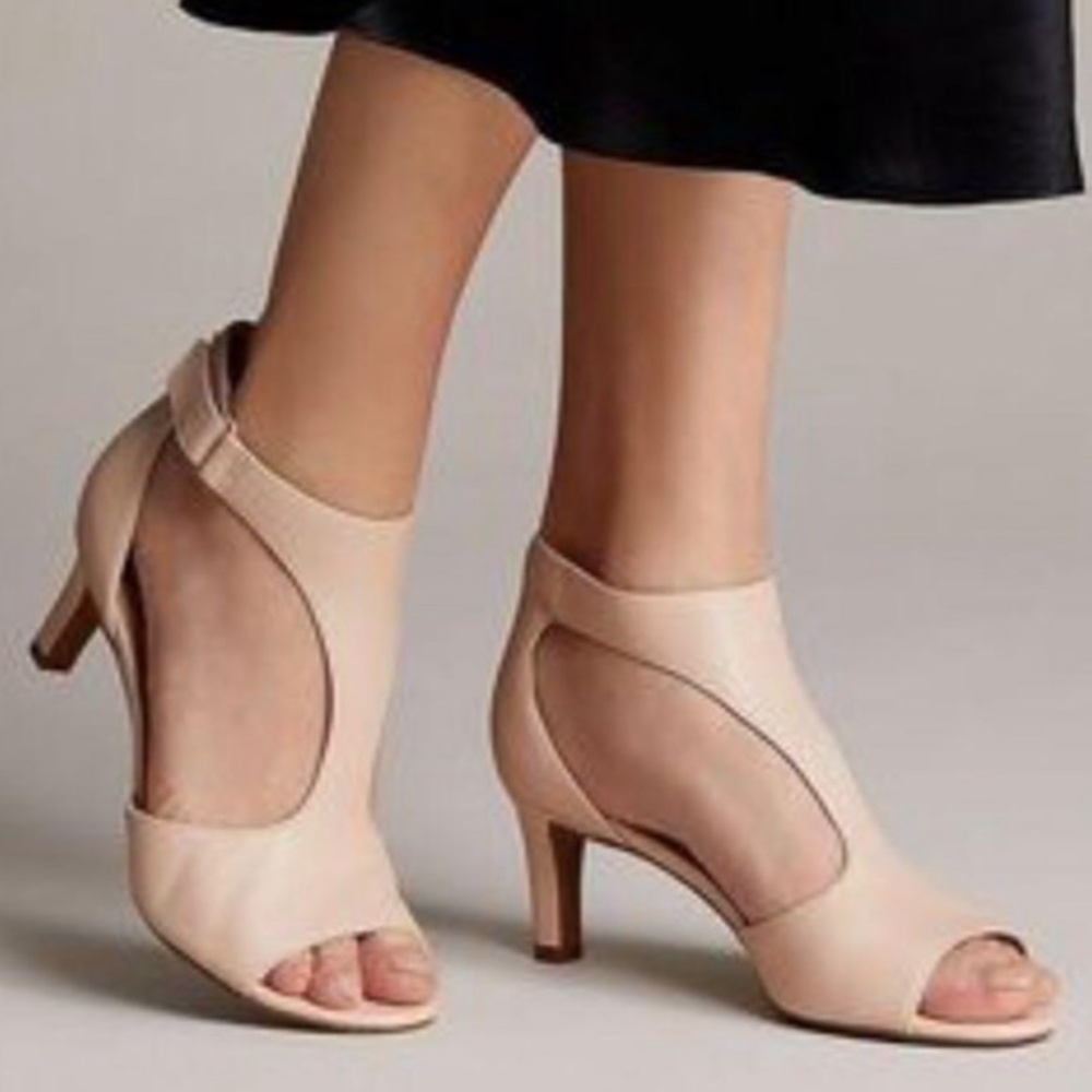 Nine West Tan Faux Patent Leather Open Toe Heel size 6.5